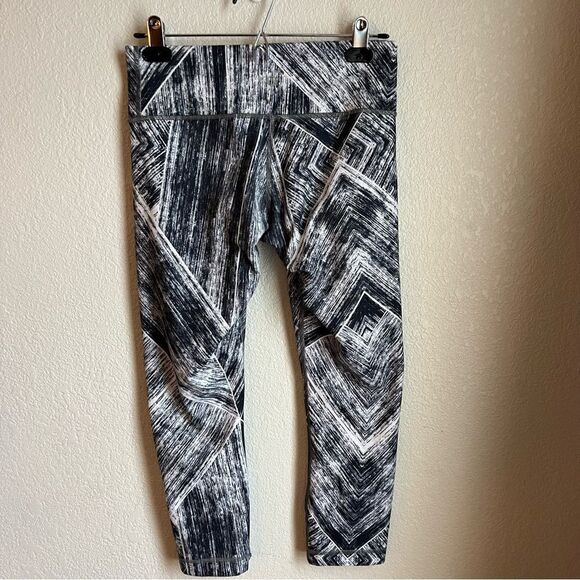 Lululemon Wunder Under Crop in Heat Wave 22” - Picture 8 of 8